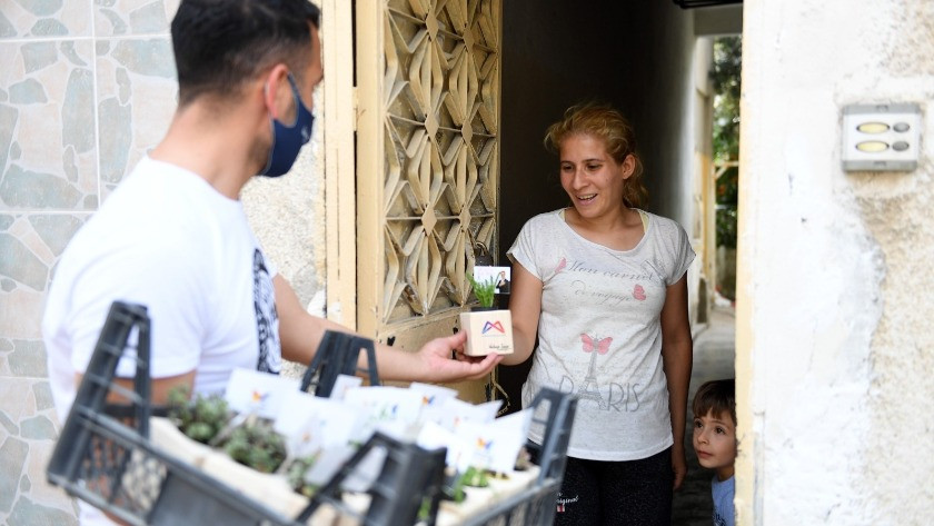 Mersin’de ’Anneler Günü’nde 10 bin çiçek dağıtıldı