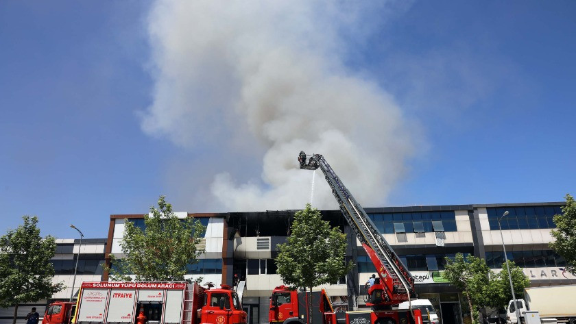 Fabrika yangınında 5 işçi dumandan etkilendi