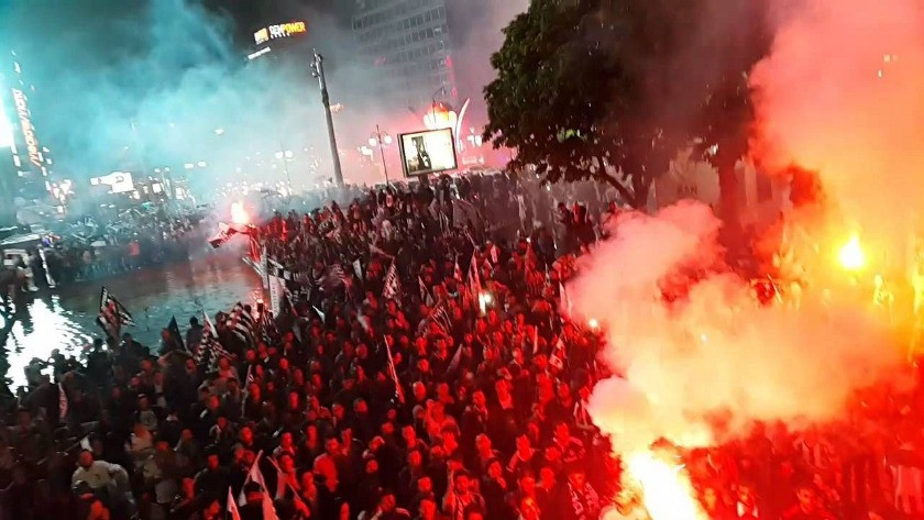 Beşiktaş Çarşı’da, taraftarlar kutlamalar için sokağa indi!