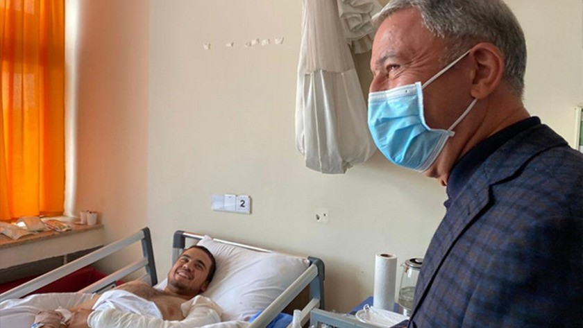 Hulusi Akar, 'Pençe' operasyonlarında yaralanan askerleri ziyaret etti