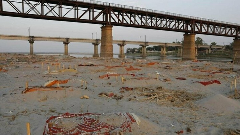 Hindistan’da Ganj Nehri kıyılarına gömülmüş cesetler ortaya çıktı