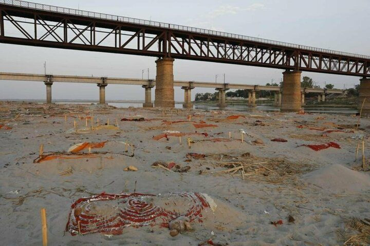 Hindistan’da Ganj Nehri kıyılarına gömülmüş cesetler ortaya çıktı - Sayfa 2