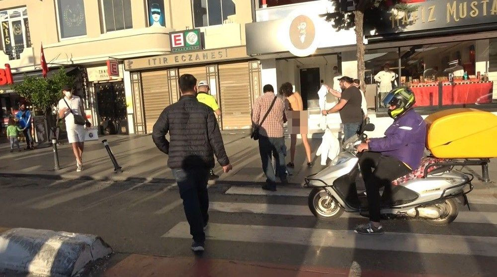 Taksim'de tepki çeken görüntü! Faslı turist çırılçıplak soyundu! - Sayfa 1