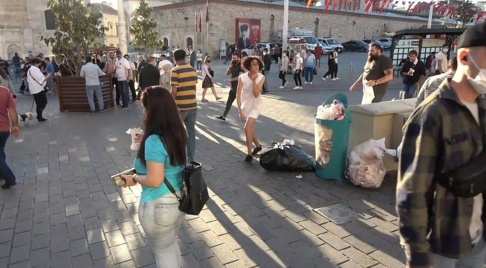 Taksim'de tepki çeken görüntü! Faslı turist çırılçıplak soyundu! - Sayfa 4