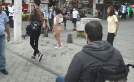 Taksim Meydanı'nda  iki faslı kadının kavgası soyunmayla son buldu! - Sayfa 4