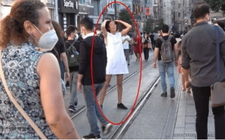 Taksim Meydanı'nda  iki faslı kadının kavgası soyunmayla son buldu! - Sayfa 2