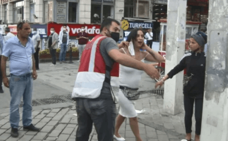 Taksim Meydanı'nda  iki faslı kadının kavgası soyunmayla son buldu! - Sayfa 3