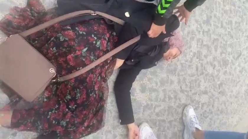 İki çocuğunun gözü önünde karısını döven adama meydan dayağı kamerada