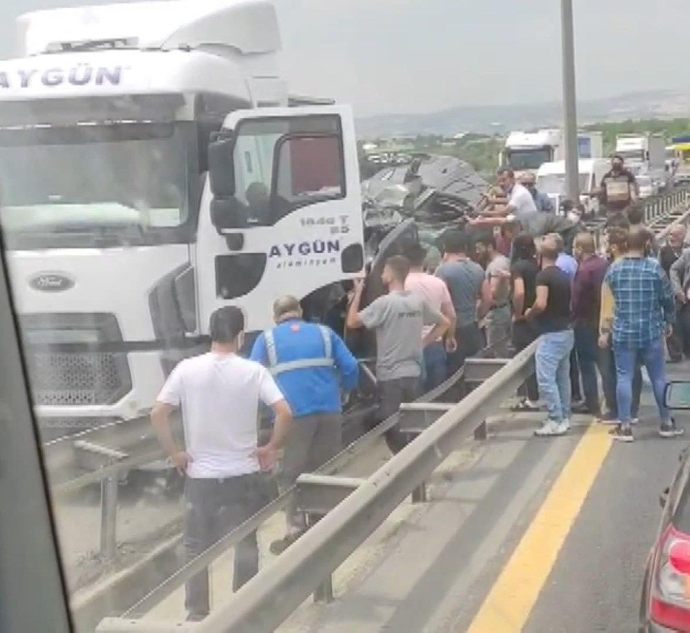 Hadımköy TEM Otoyolu İstanbul istikametinde TIR ile otomobil çarpıştı. - Sayfa 4