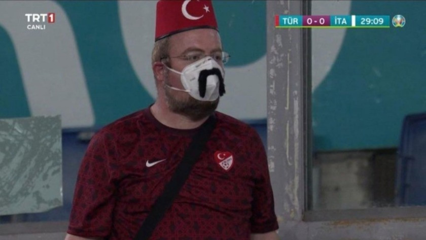 Türkiye - İtalya maçındaki Türk taraftar sosyal medyayı salladı