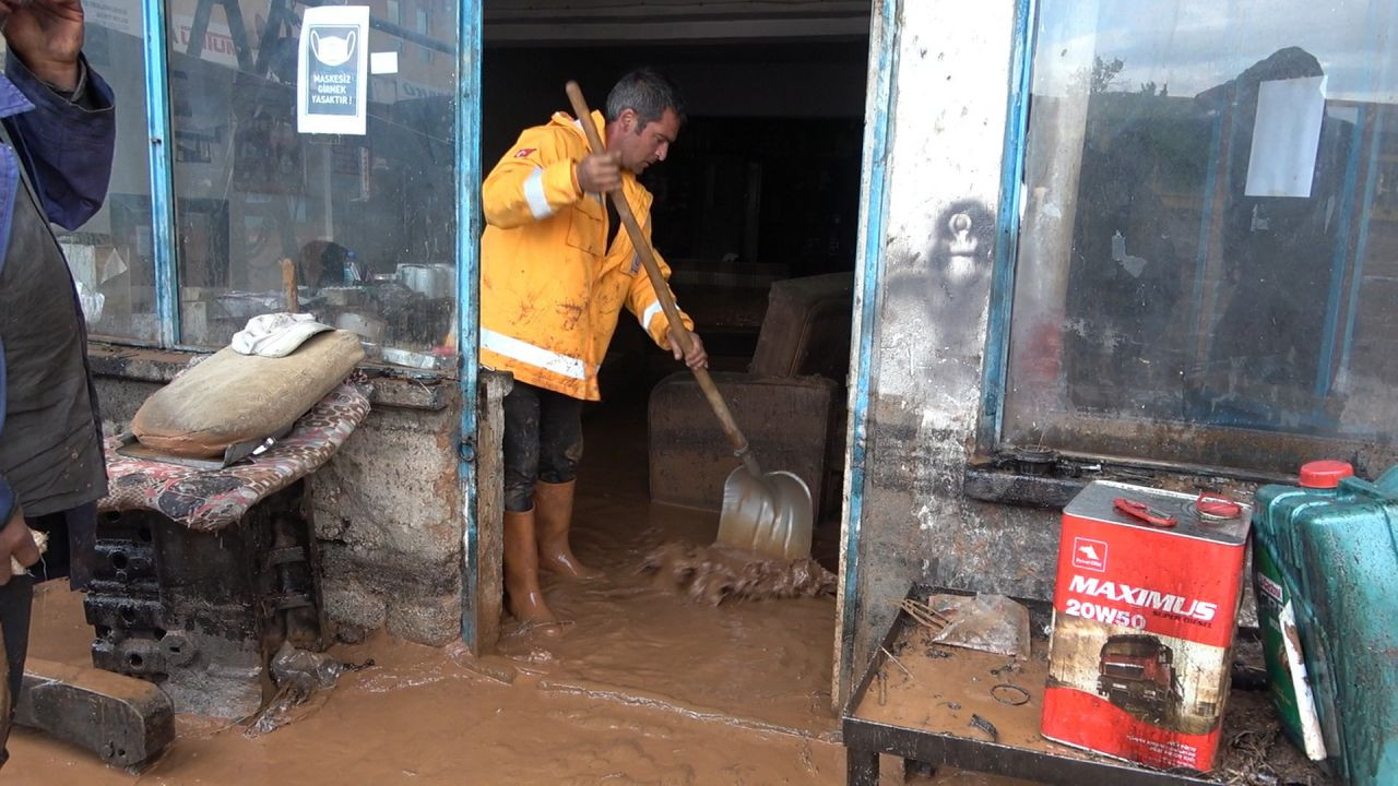 Kırıkkale'de sel felaketi! Kırıkkale'de dereler taştı, ev ve iş yerlerini sel suları bastı! video - Sayfa 3
