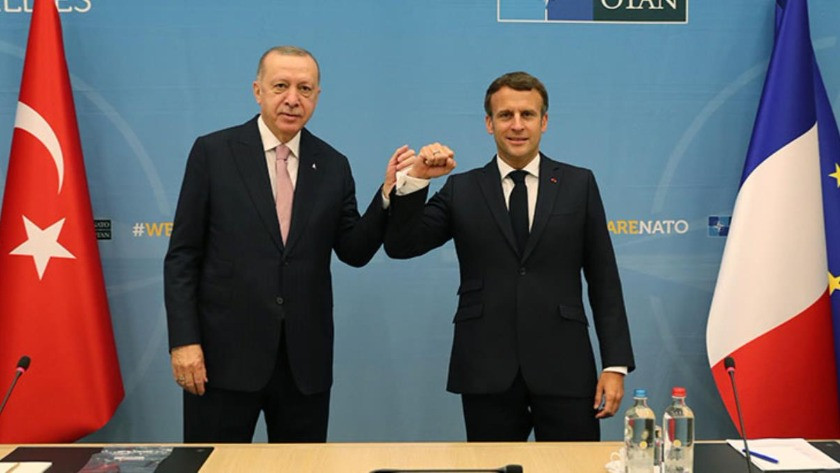 Erdoğan'la samimi pozlarını paylaşan Macron, fotoğrafa bu notu düştü