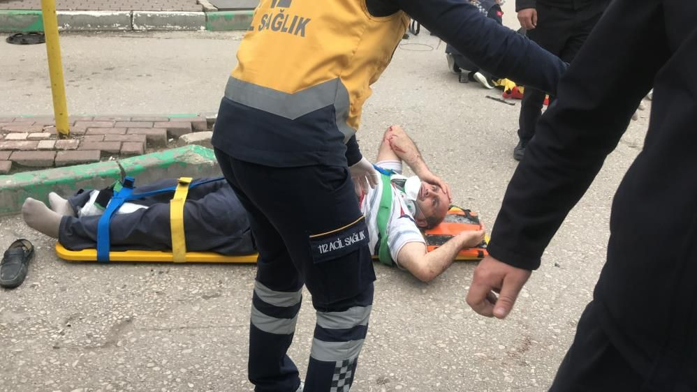 Bursa'da feci kaza! Aşırı hızlı otomobil otobüs durağına daldı: 1’i çocuk 5 kişiyi ezdi - Sayfa 1