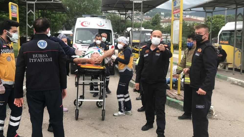 Bursa'da feci kaza! Aşırı hızlı otomobil otobüs durağına daldı: 1’i çocuk 5 kişiyi ezdi - Sayfa 3