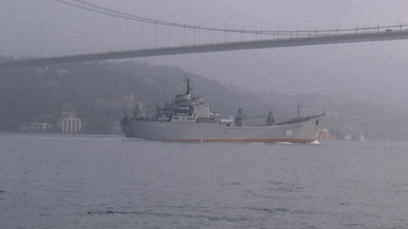 Rus savaş gemisi Saratov , İstanbul Boğazı'ndan geçti!