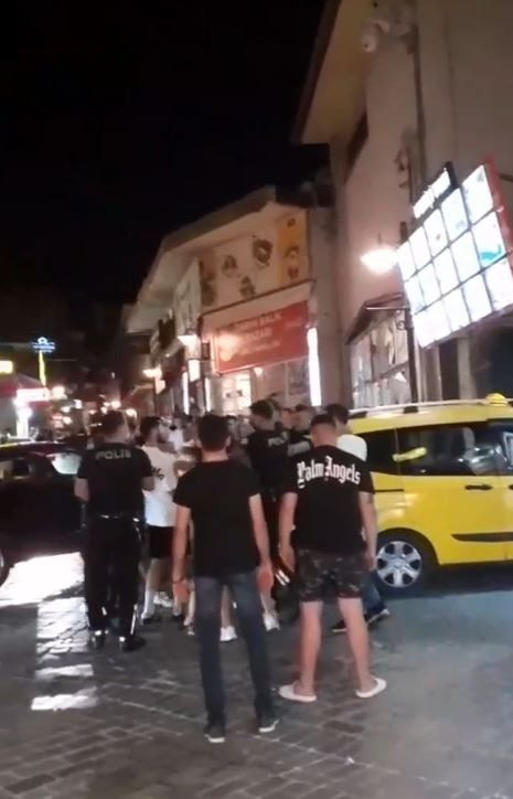 Antalyada iki kızın tekme tokat kavgasına erkekler “kafasına vur” diyerek tezahüratta bulundu! video - Sayfa 3