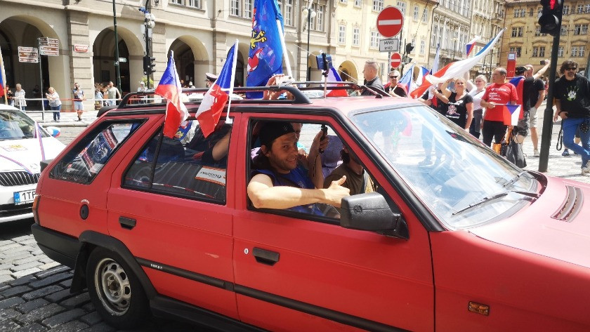 Çekya’da koronavirüs önlemleri protesto edildi