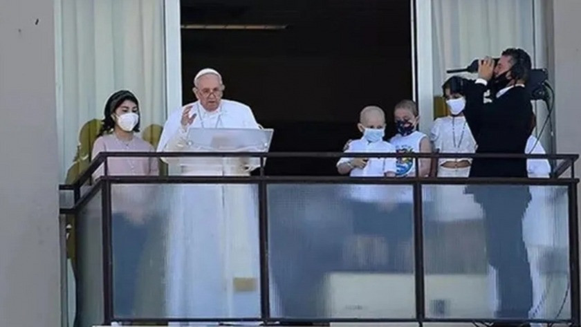 Papa ameliyat sonrası ilk kez görüntülendi!