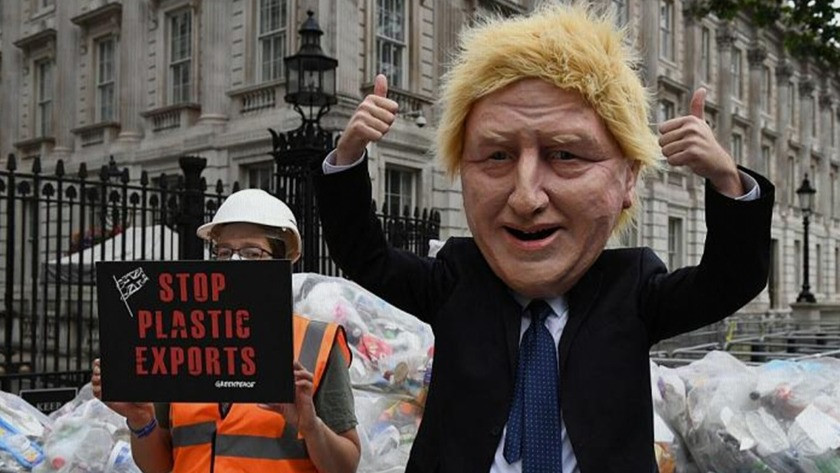 Boris Johnson'ın kapısına 625 kg plastik çöp döktüler