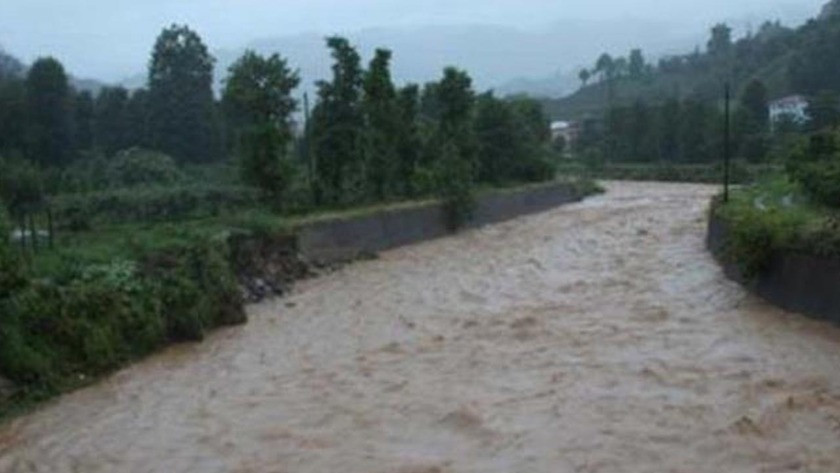 Rize'de aşırı yağış sonrası meydana gelen selde 3 kişi kayboldu