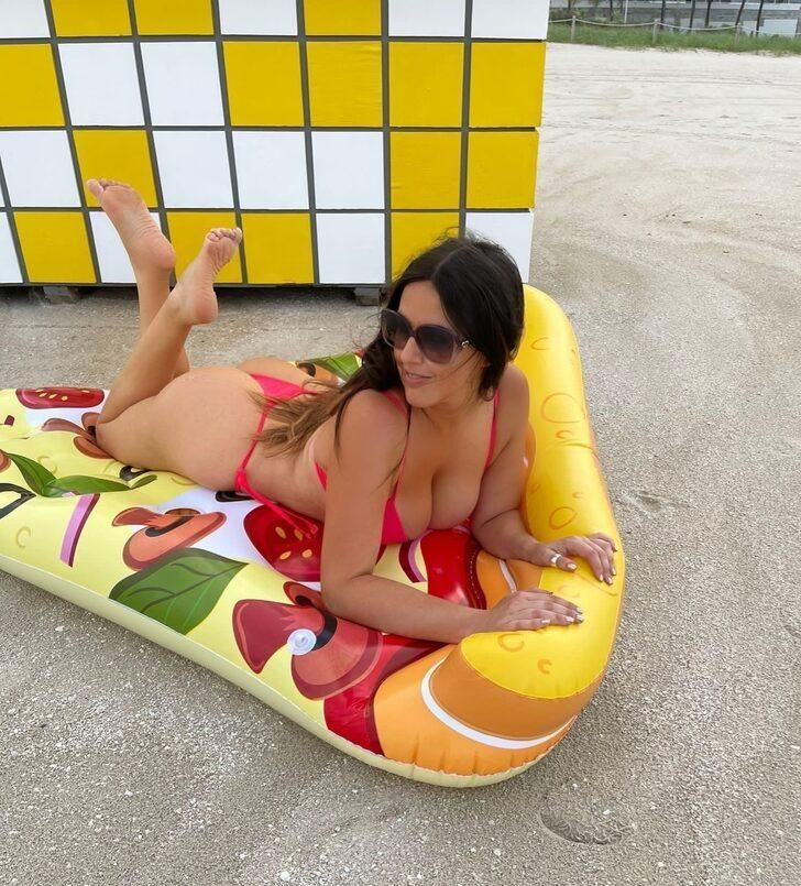 Model Claudia Romani'den  seksi pizzalı kutlama pozları! - Sayfa 3