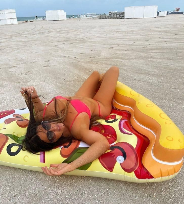 Model Claudia Romani'den  seksi pizzalı kutlama pozları! - Sayfa 4