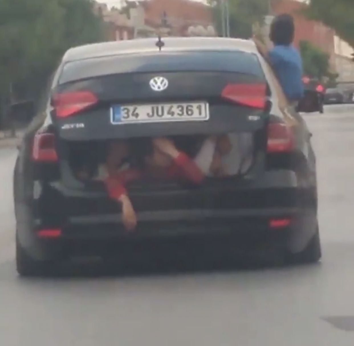 Ölümüne ihmal! Konya'da çocukların otomobilin bagajındaki tehlikeli yolculuğu kamerada! - Sayfa 1