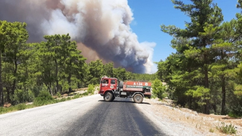 Antalya Manavgat'ta kent merkezine yakın noktada orman yangını çıktı