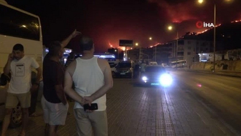 Yangından kaçan çaresiz vatandaşlar Belediye binasına sığındı!