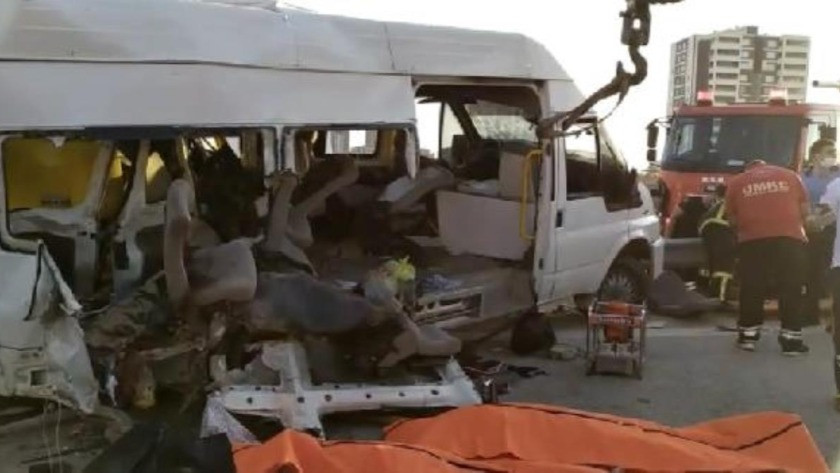 Minibüs ile TIR çarpıştı: 3 ölü, 16 yaralı