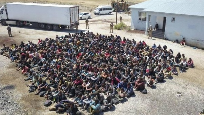 Van Çaldıran’da bir TIR’ın dorsesinde 300 göçmen yakalandı.