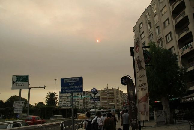 İzmir güne böyle uyandı! Kasvetli hava İzmirlileri korkuttu - Sayfa 2