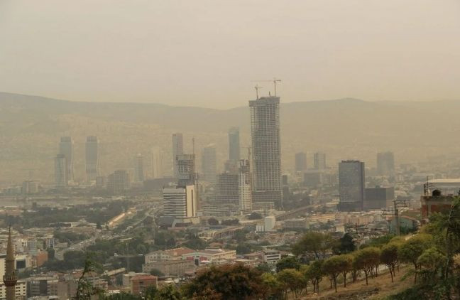 İzmir güne böyle uyandı! Kasvetli hava İzmirlileri korkuttu - Sayfa 4