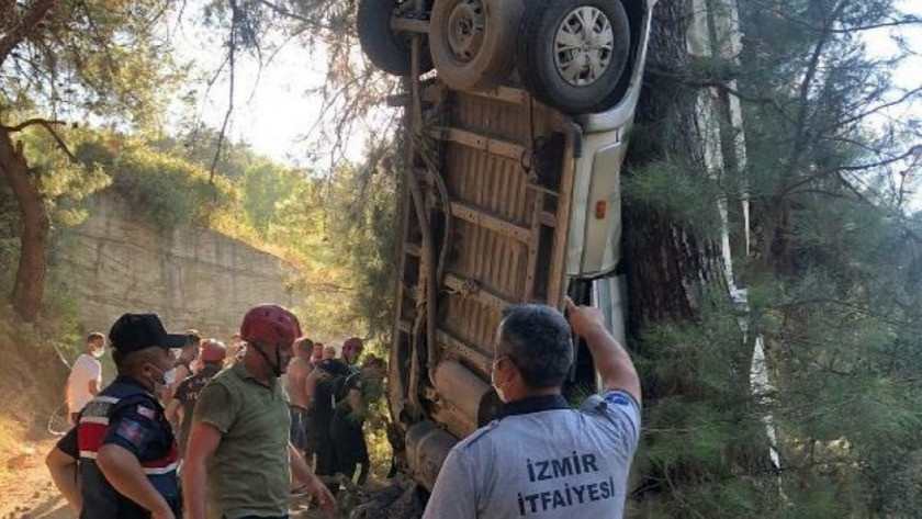 İzmir'de servis minibüsü kaza yaptı! Ölü ve yaralılar var