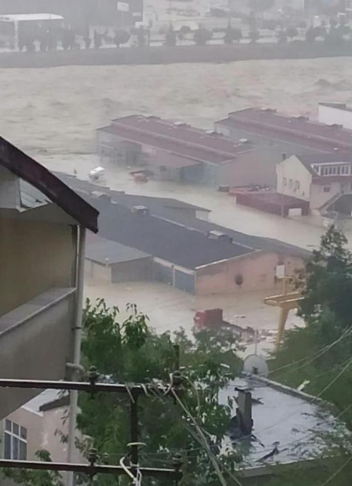 Sinop'ta dehşete düşüren görüntüler! Sel suları evi böyle yıktı - Sayfa 3