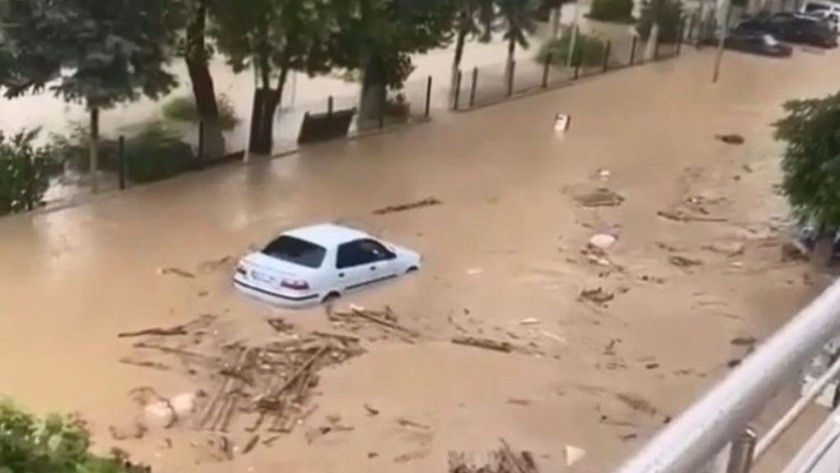 Sinop Ayancık sular altında! Yollar çöktü, araçlar sular altında kaldı