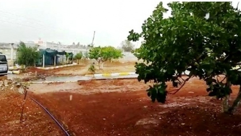 Şanlıurfa'da sağanak yağış nedeniyle sel araçları sürükledi!