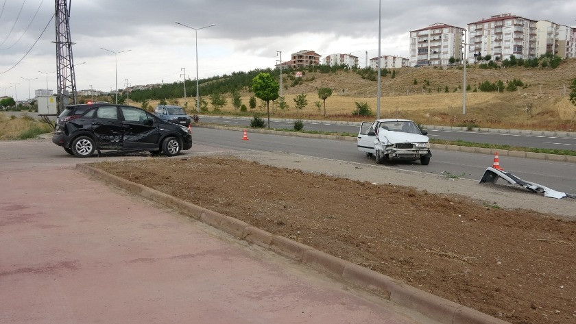 Otomobiller kafa kafaya çarpıştı: 3 yaralı