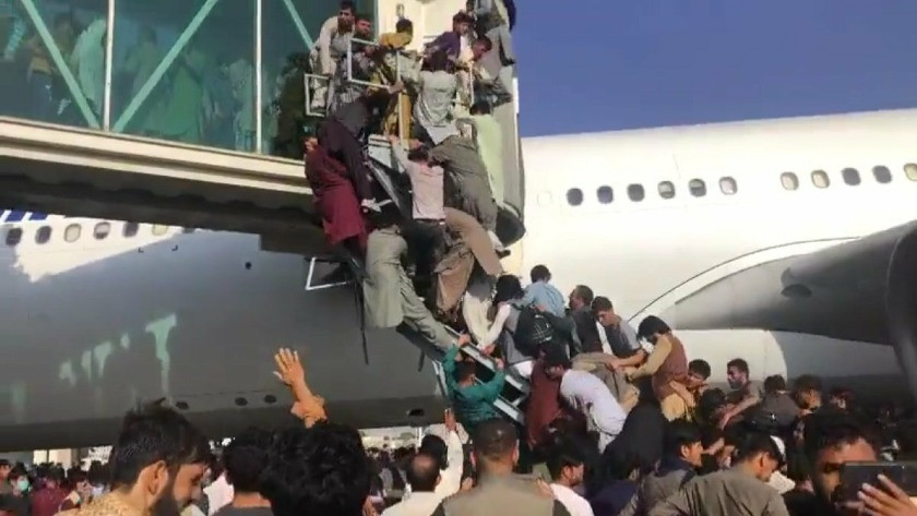 Kabil Havalimanı’nda Taliban'dan kaçış izdihamı! Uçağa binebilmek için birbirlerini ezdiler