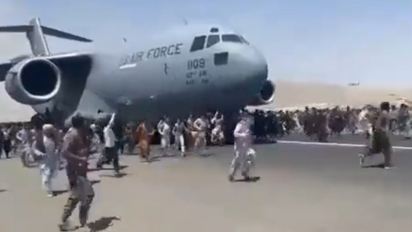 Afgan vatandaşlar ABD uçağına tutunmaya çalıştı