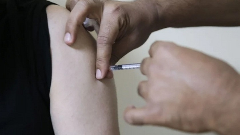 İsrail Başbakanı Naftali Bennett üçüncü doz aşısını yaptırdı!