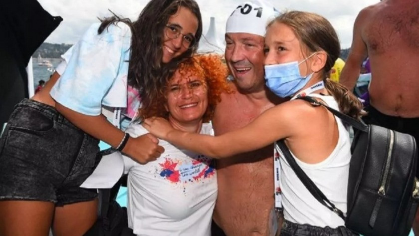 Avcılar Belediye Başkanı Turan Hançerli Boğaz’ı yüzerek geçti