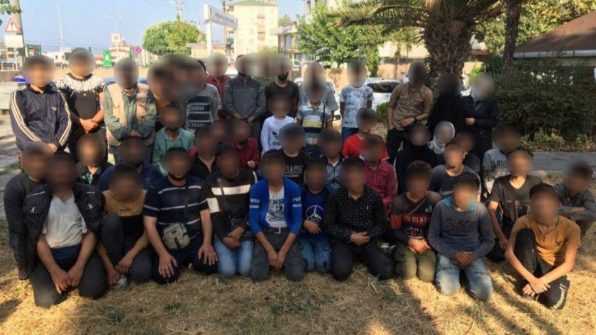 Kocaeli'de polisin durdurduğu araçta 50 kaçak göçmen yakalandı