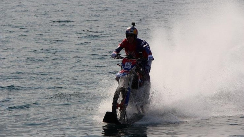 Motokros efsanesi Robbie Maddison denizin üzerinden motosikletle geçti