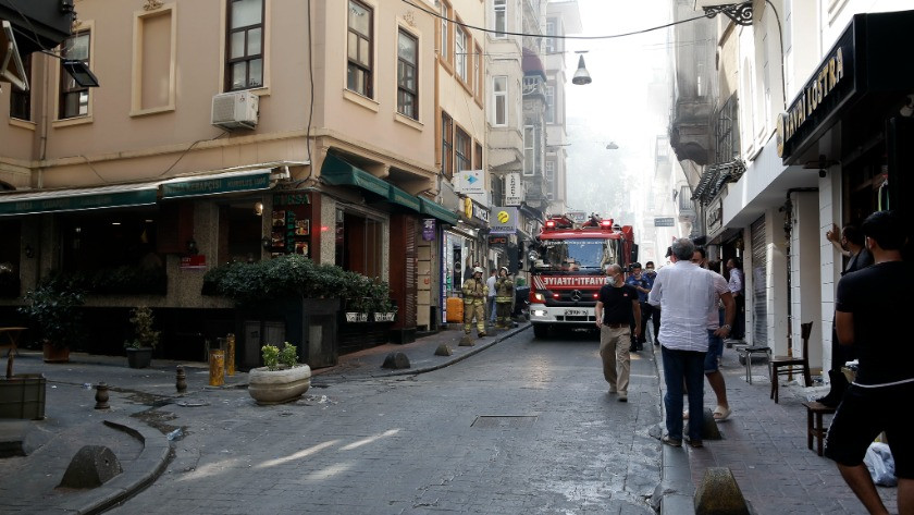 Beyoğlu'nda yanlış  parklar nedeniyle yangına gecikmeli müdahale!
