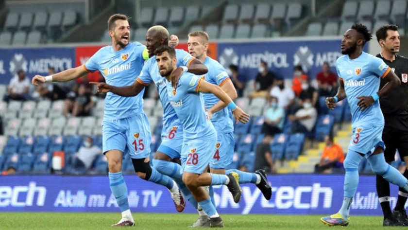 Kayserispor'a evinde yenilen Başakşehir üçüncü yenilgisini aldı
