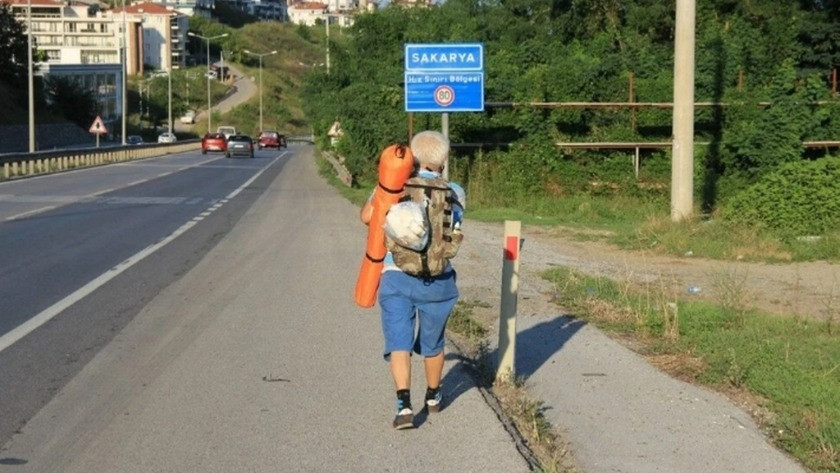 65 yaşında 5 yıldır yürüyerek seyahat ediyor