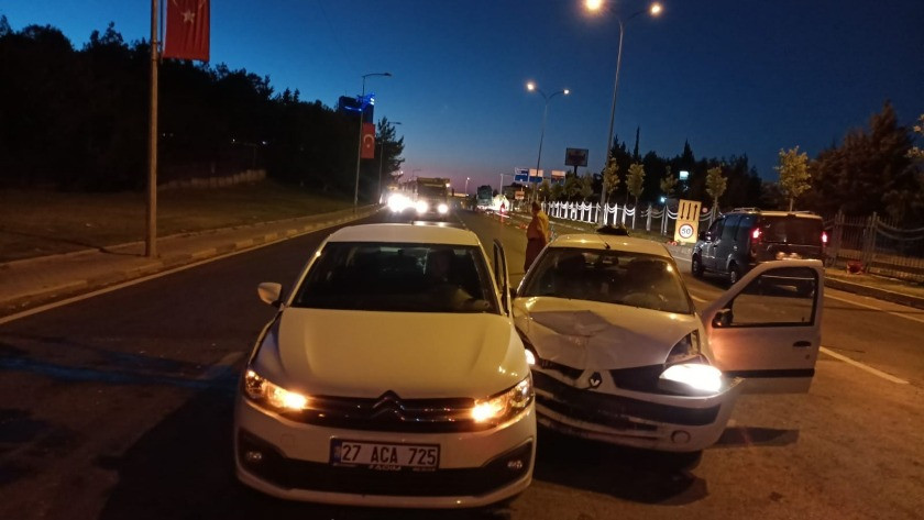 Gaziantep'te 2 araç kafa kafaya çarpıştı: 3 yaralı