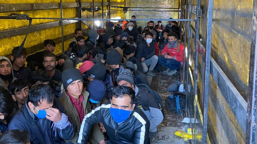 Tırın dorsesinde 112 kaçak göçmen yakalandı