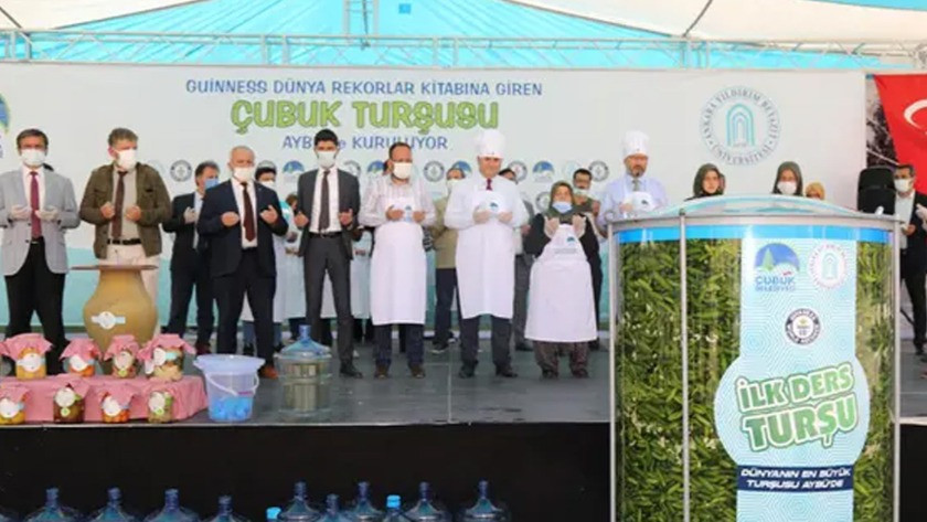 Ankara Yıldırım Beyazıt Üniversitesi öğrencileri ve akademisyenleri 1,5 tonluk kavanoza turşu kurdu